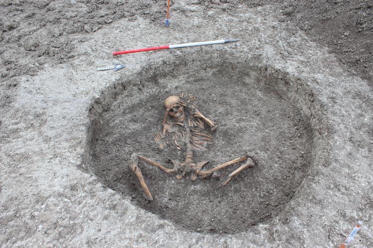 Mystik. Hvorfor ligger kvinden med benene spredt? Hvad laver skelettet af et for tidligt født barn tæt ved hende? Og er hun overhovedet en kvinde? Arkæologerne  Foto: Cotswold Archaeology