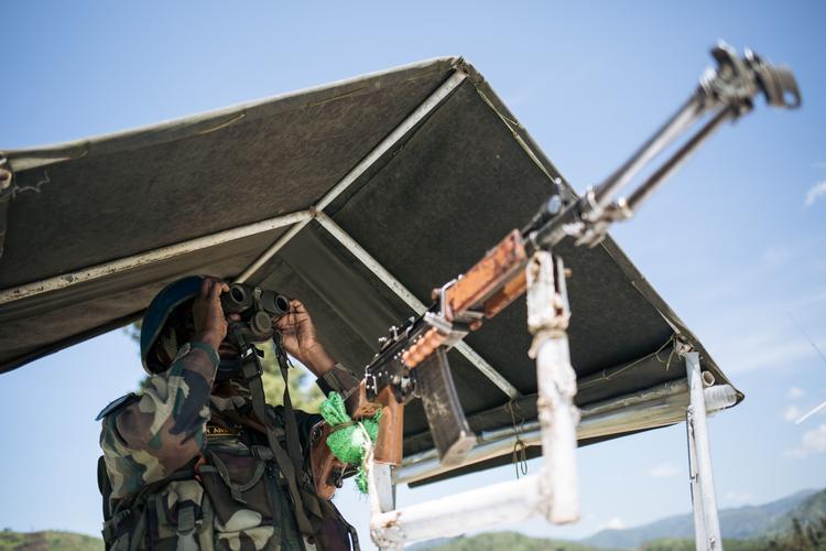 En indisk DN-soldat holder udkig fra en post i Masisi i Nordkivu-provinsen.    Foto: Alexis Huguet/Ritzau Scanpix