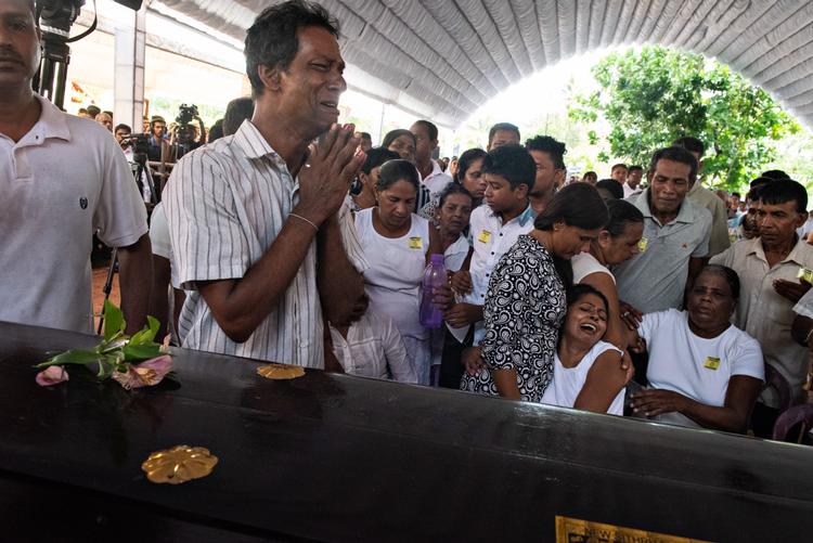 Dybt bevægede pårørende under den første massebegravelse i Skt. Sebastians Kirke i Negombo to døgn efter terrorangrebene fandt sted på øen Sri Lanka.  Foto: Claus Blok Thomsen