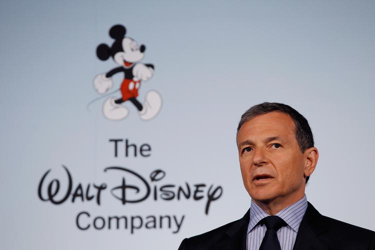 
Disneys administrerende direktør, Bob Iger, burde få en lavere løn og i stedet sikre højere lønninger til medarbejderne i Disneyland, mener Abigail Disney.
   Foto: Chip Somodevilla/Ritzau Scanpix