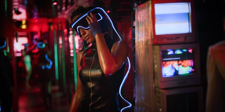 Netflix 'Osmosis' er lækkert lavet, men dybt kedsommelig. Serien handler om en ikke så fjern og absolut genkendelig fremtid, hvor selvkørende biler fragter mennesker rundt i en teknologisk styret verden.  Netflix 