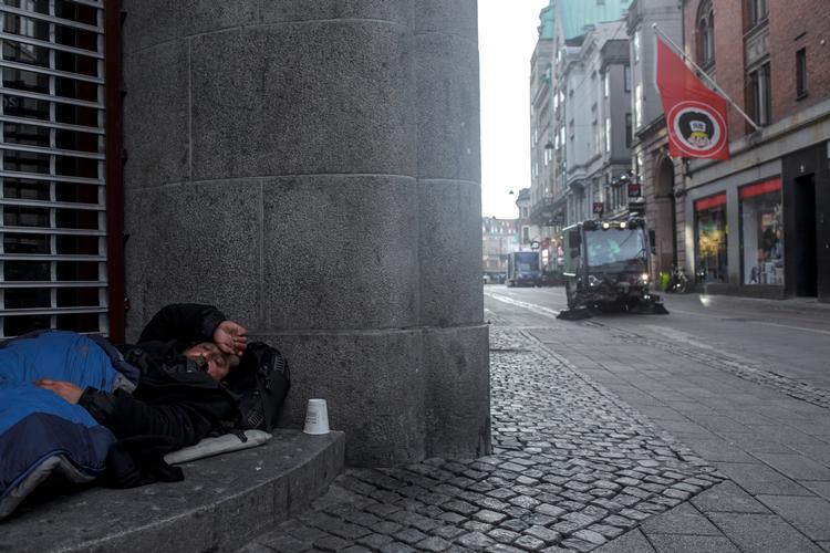 Det er ikke et særsyn at se hjemløse sove på gaderne omkring Strøget i København. Nu har landsretten afgjort, at der ikke var tale om en såkaldt utryghedsskabende lejri en principiel sag om en rumænsk mand, der overnattede på Købmagergade i cirka 14 dage. Arkivfoto. Arkivfoto Mads Nissen
