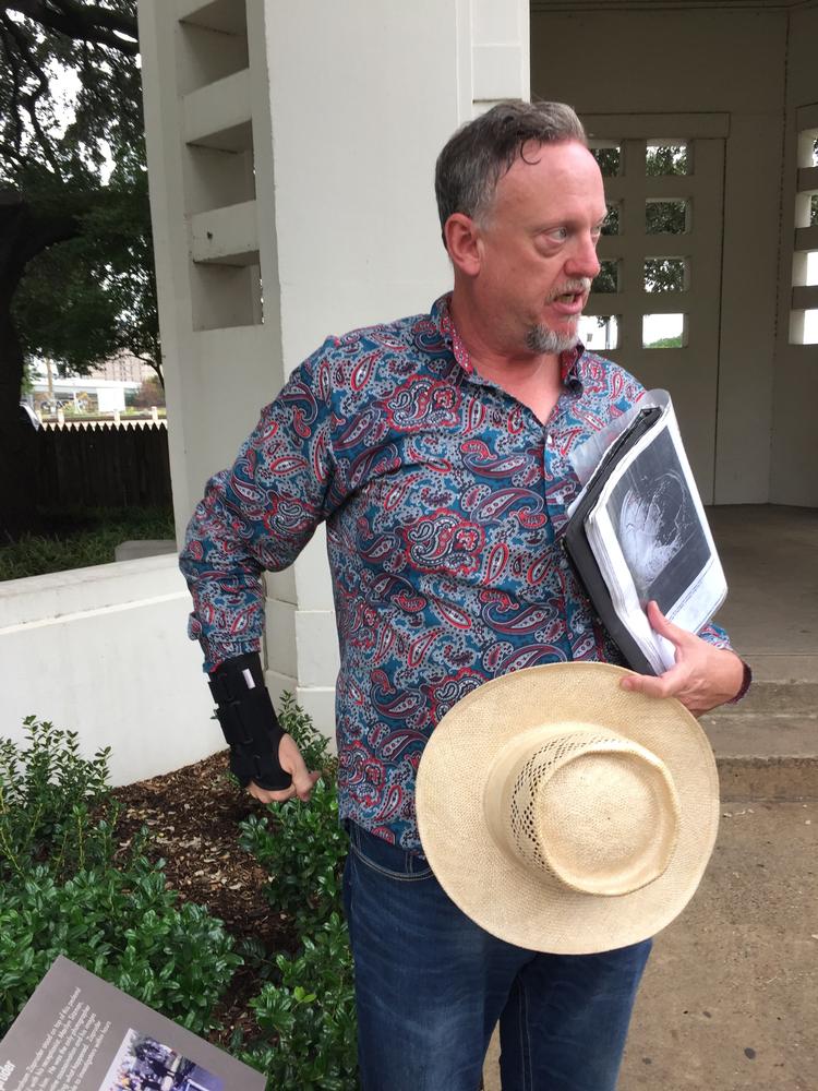 William Howard Walker, motormund af guds nåde, har tjek på alle detaljer om mordet på John F. Kennedy. Og selv om han ikke tror på sammensværgelser, har en alternativ teori om, hvem der affyrede det dræbende skud mod USA's daværende præsident. 
