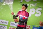Selv om det var den første sejr som professionel, han skulle fejre, syntes den 21-årige russer Pavel Sivakov at have glimrende styr på de sprudlende dråber. Foto: Tour of the Alps. 
