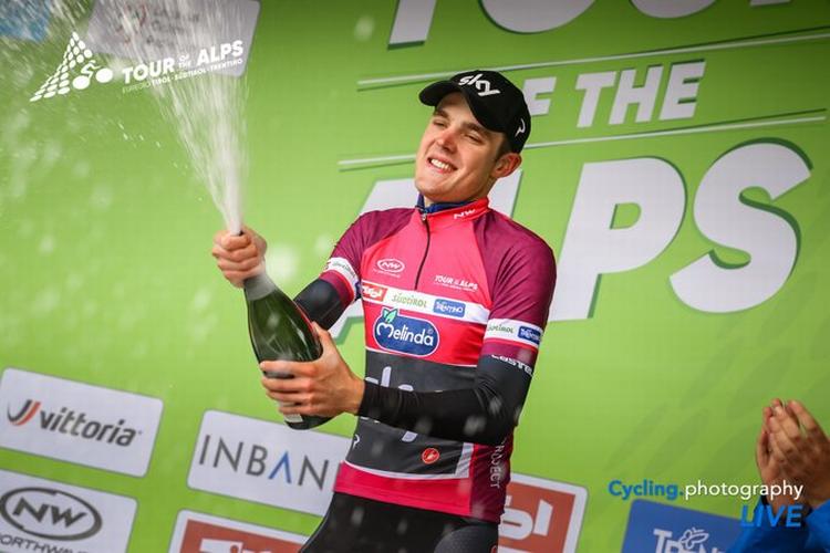Selv om det var den første sejr som professionel, han skulle fejre, syntes den 21-årige russer Pavel Sivakov at have glimrende styr på de sprudlende dråber. Foto: Tour of the Alps. 
