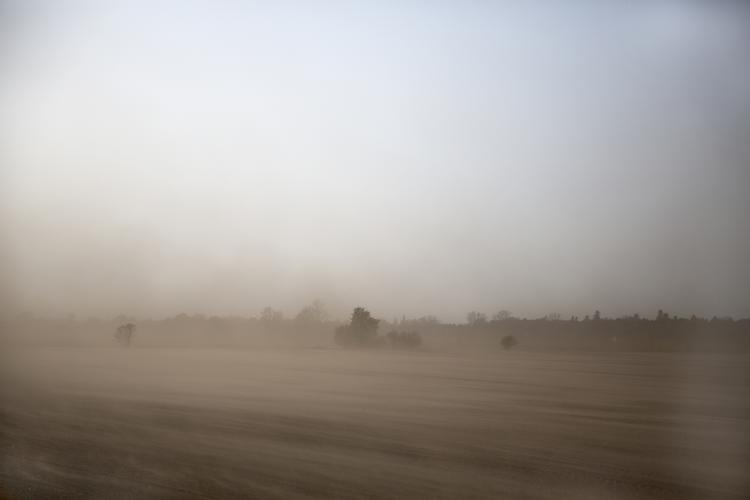 En støvstorm er fotograferet nær Sorø. Den svigtende regn i april måned betyder, at jorden er voldsomt tør ude på markerne. 
   Foto: Louise Herrche Serup/POLFOTO