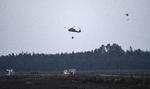 Helikoptere bistår slukningsarbejdet ved Hässleholm i Sverige. Branden startede tirsdag formiddag i en lade, og den spredte sig hurtigt. Foto: 50090 Johan Nilsson/tt/Ritzau Scanpix