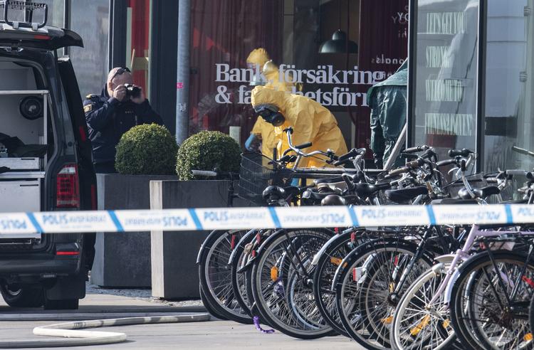 Politiet måtte sætte ind med bombeteknikere og kemikere, da den svenske virksomhed Findus modtog 7. april et brev med hvidt pulver. Nu har flere danske fødevarevirksomheder også modtaget breve med pulver og trusler. Foto: 50090 Johan Nilsson/tt/Ritzau Scanpix