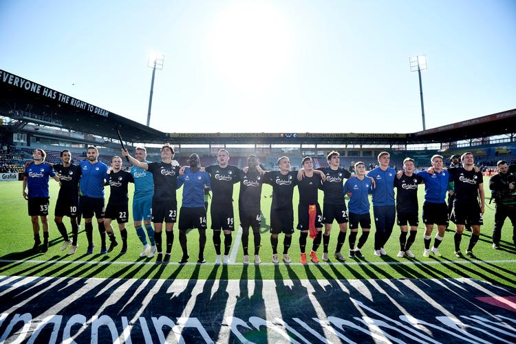
Ståle Solbakken stadig kalder regelmæssigt kunstgræsbanen i Farum for en skændsel, men hans FCK-spillere gjorde det godt 2. påskedag og var glade for 3-0-sejren over FCN. Nu bliver de snart mestre for 13. gang i Superligaens historie.
   Foto: Tariq Mikkel Khan/Ritzau Scanpix