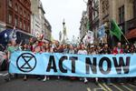 Utilfredshed med politikernes nølen i indsatsen for at imødegå truslen fra klimaforandringerne har fået demonstranter i bl.a. London til at aktionere. Foto: Isabel Infantes/Ritzau Scanpix
