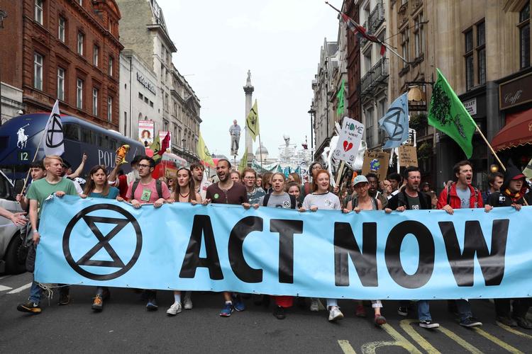 Utilfredshed med politikernes nølen i indsatsen for at imødegå truslen fra klimaforandringerne har fået demonstranter i bl.a. London til at aktionere. Foto: Isabel Infantes/Ritzau Scanpix