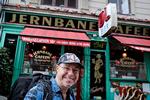Togrejse-forfatteren Marko T. Wramén er i København på vej mod Firenze. Ventetiden henlægges naturligvis til Jernbanecafeen ved Hovedbanegården.   Foto: Jens Dresling/POLFOTO