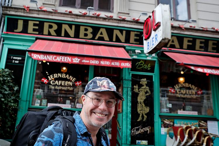 Togrejse-forfatteren Marko T. Wramén er i København på vej mod Firenze. Ventetiden henlægges naturligvis til Jernbanecafeen ved Hovedbanegården.   Foto: Jens Dresling/POLFOTO