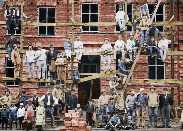 En ny bog vækker aarhusianere og gamle bygninger til live med farver til de ellers sort-hvide fotografier.  Foto: Arne Kjær Hansen og Turbine
