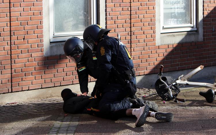 En mistænkt anholdes under de voldsomme uroligheder på Nørrebro efter Paludans afbrudte demonstration påskesøndag. Foto: Mathias Øgendal/Ritzau Scanpix