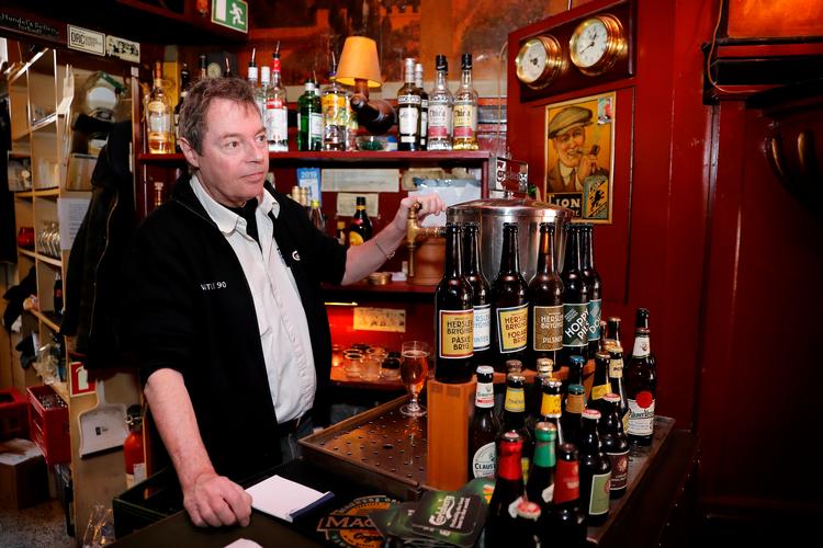 Peter Hegeler-Meile bag baren på Vinstue 90.
   Foto: Jens Dresling/POLFOTO