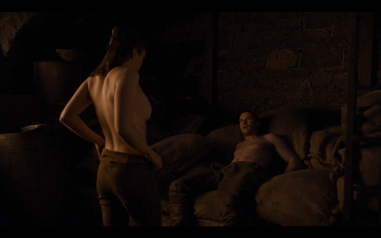 Arya Stark er ikke nogen lille pige længere, hun er over otte sæsoner blevet en voksen dræbermaskine med både former og ar. Foto: Screenshot fra serien