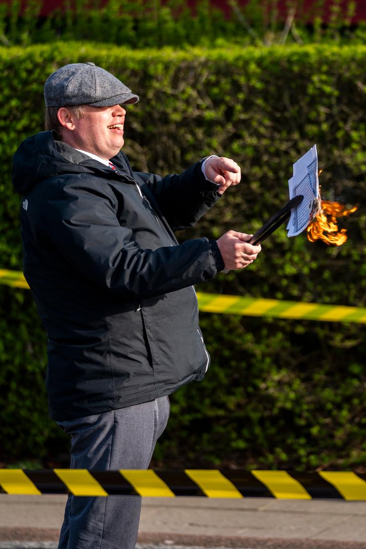 Rasmus Paludan afbrænder Koranen. Den invandrefjendske  Rasmus Paludan fra partiet Stram Kurs demonstrere foran Tårnby Gymnasium i Kastrup, tirsdag 23. april.  Foto: Martin Sylvest/Ritzau Scanpix