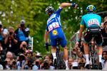 Julian Alaphilippe slår lige akkurat Jakob Fuglsang i spurten.
   Foto: Eric Lalmand/Ritzau Scanpix