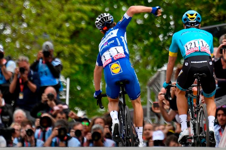 Julian Alaphilippe slår lige akkurat Jakob Fuglsang i spurten.
   Foto: Eric Lalmand/Ritzau Scanpix