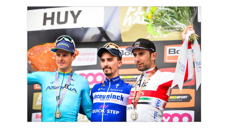 Jakob Fuglsang (t.v.) på podiet sammen med sejrherren Julian Alaphilippe og nr. 3 Diego Ulissi. Foto: ASO/G. Demouvaux. 