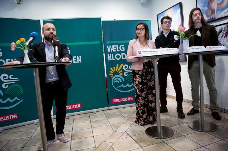 Nikolaj Villumsen og de europæiske kollegaer Farida Amrani (Frankrig), Jorge Costa (Portugal) og Jonas Karlsson (Sverige ved Enhedslistens lancering af europæisk klimaplan.  Foto: Liselotte Sabroe/Ritzau Scanpix