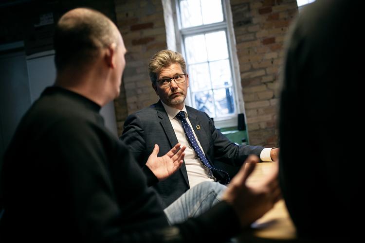 Thomas Lyngsie (tv.) til overborgmester Frank Jensen: »De første år sad jeg på Cleanhouse og tænkte mest på stoffer. Men jeg var sammen med mennesker, der ville noget andet . Og så begyndte jeg at blive social. Og fik en uddannelse«. Foto: Jens Hartmann Schmidt/POLFOTO