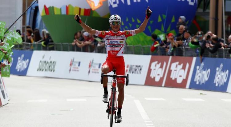 Italieneren Fausto Masnada har god tid til at juble over sejren på 3. etape af Tour of the Alps. Foto. Tour of the Alps. 