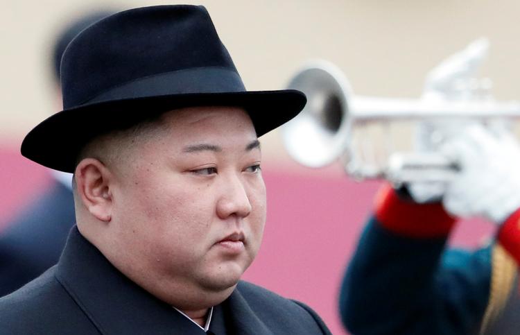 Nordkoreas diktator, Kim Jong-un detager i en velkomstceremoni på togstationen i byen Vladivostok, der ligger tæt på grænsen til Nordkorea.  Foto: Shamil Zhumatov/Ritzau Scanpix