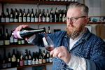 Solfinn Danielsen vil gerne væk fra, at vin er noget, man skal kloge sig på, mens man drikker: »Man behøver ikke at forstå vin eller kunne sætte ord på smagen for at kunne nyde den«, siger han, som her skænker et glas i sin forretning.
   Foto: Jens Dresling/POLFOTO