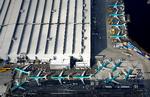 Milliarder. Boeings aktiekurs er faldet 14 procent, og et milliarderne strømmer ud af kassen, mens flere og flere 737 Max fly hober sig op på fabrikkerne i Seattle.

    F
   Foto: Lindsey Wasson/Ritzau Scanpix