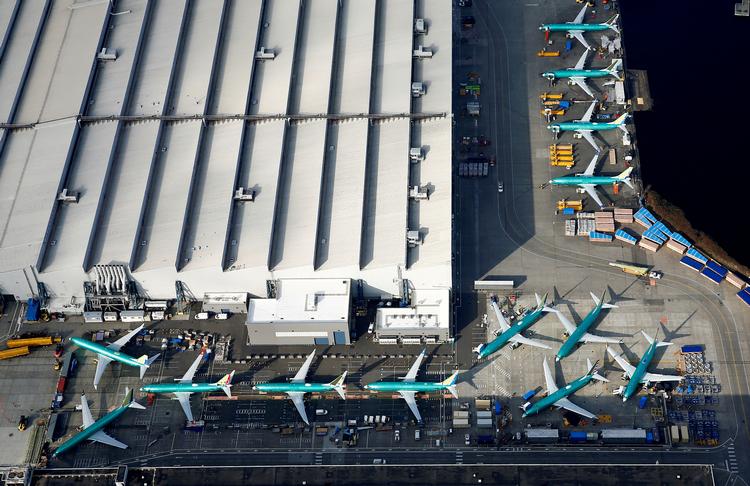 Milliarder. Boeings aktiekurs er faldet 14 procent, og et milliarderne strømmer ud af kassen, mens flere og flere 737 Max fly hober sig op på fabrikkerne i Seattle.

    F
   Foto: Lindsey Wasson/Ritzau Scanpix