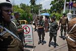 Myndighederne i Sri Lanka har udkommanderet massive militær- og politistyrker af frygt for nye bomber.   Foto: Claus Blok Thomsen