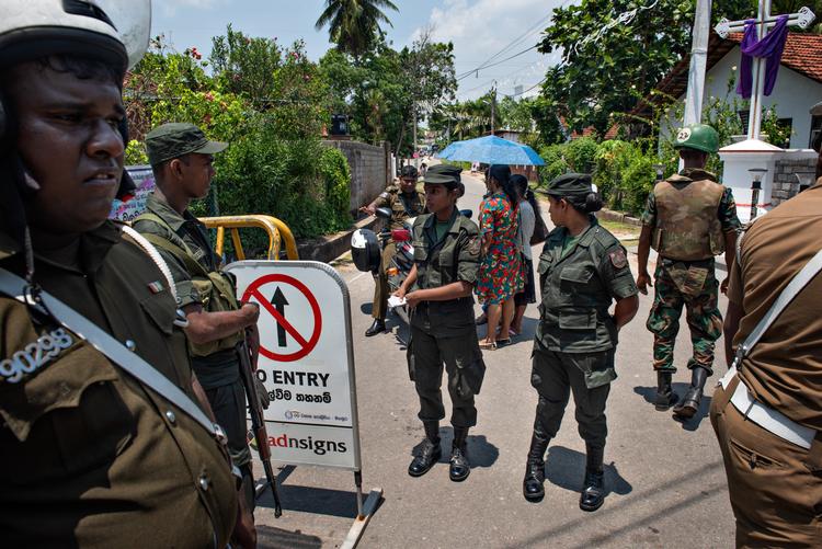 Myndighederne i Sri Lanka har udkommanderet massive militær- og politistyrker af frygt for nye bomber.   Foto: Claus Blok Thomsen