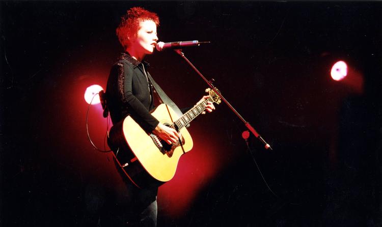 Dolores O’Riordan druknede i et badekar på et hotelværelse i London i januar 2018. Her ses hun på Roskilde Festival i 1995. Foto: Jan Grarup