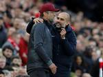 Jürgen Klopp (tv.) og Pep Guardiola kan se frem til at deres hold Liverpool og Manchester City kæmper om guldet helt frem til målstregen. Foto: Phil Noble/Ritzau Scanpix
