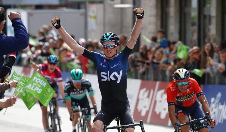 Den italienske stjerne Vincenzo Nibali må yderst til højre resignerende se sig slået af briten Tao Geoghegan Hart på 4. etape i Tour of the Alps. Sky-rytterens holdkammerat Pavel Sivakov i førertrøjen jubler i baggrunden. Foto: Tour of the Alps. 