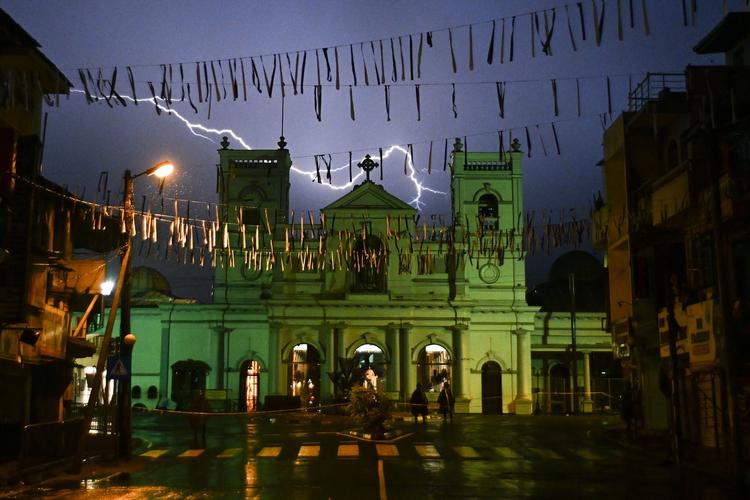 
    TOPSHOT - lynene glimter over St. Anthony's kirken i Colombo(Photo by Jewel SAMAD / AFP)
   Foto: Jewel Samad/Ritzau Scanpix