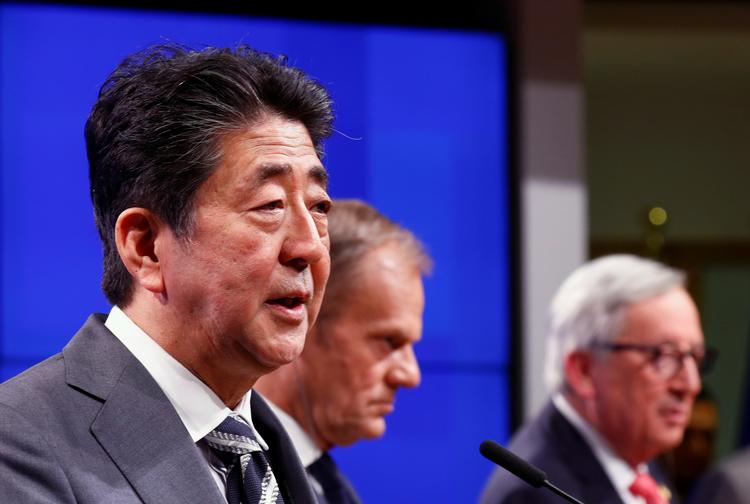 
    Japan's premierminister Shinzo Abe til pressemøde med EU-toppen torsdag i Brussels.  REUTERS/Francois Lenoir
   Foto: Francois Lenoir/Ritzau Scanpix