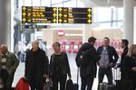 Passagerer i Københavns Lufthavn her til morgen.
   Foto: Jens Dresling/POLFOTO