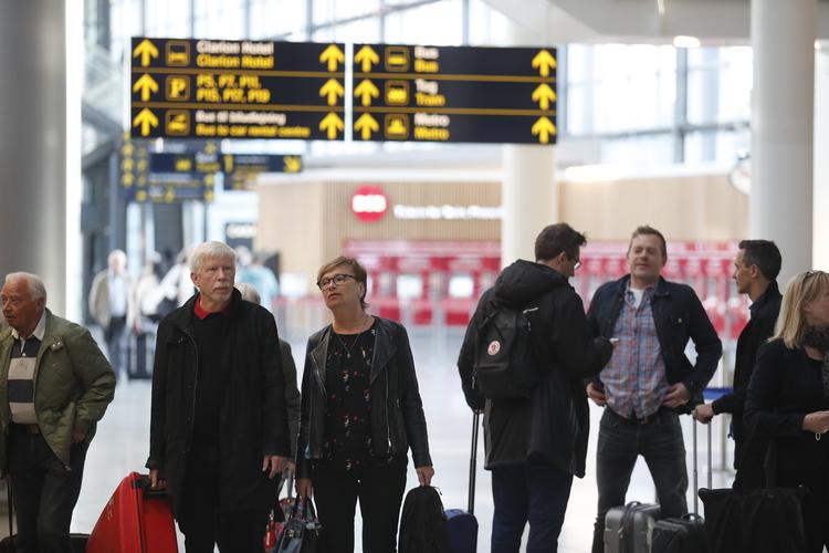 Passagerer i Københavns Lufthavn her til morgen.
   Foto: Jens Dresling/POLFOTO