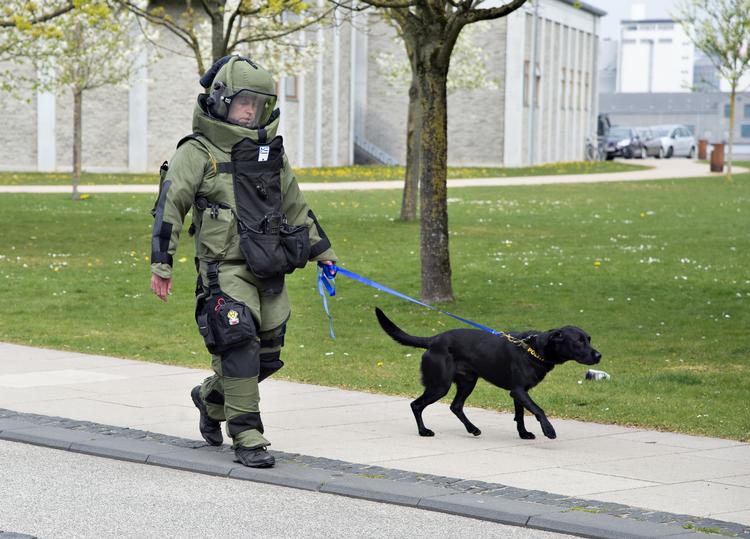Bomberydder i området omkring Friis indkøbscenter efter bombetrussel mod Aalborg Tekniske Gymnasium fotograferet i går. Foto: Henning Bagger/Ritzau Scanpix