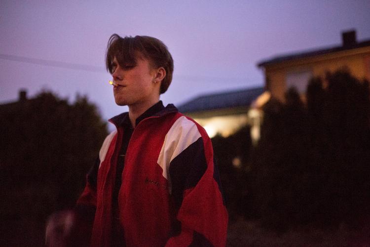 Skal én generation rygere betale 20 kroner mere pr. pakke, for at 20.000 unge holder op med at ryge, og utallige tusinde aldrig kommer til at dø af det i fremtiden? Ja, selvfølgelig skal de det, skriver adfærdsrådgiver. Foto: Emma Sejersen/POLFOTO