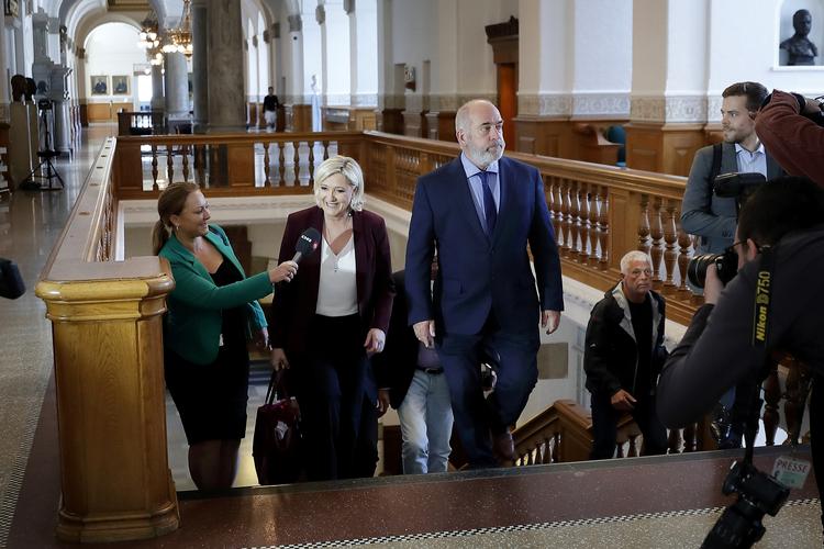 Den franske politiker Marine Le Pen besøger Folketinget og mødes med Dansk Folkepartis Søren Espersen.
   Foto: Jens Dresling/POLFOTO