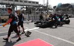 
Williams-holdet slæber George Russells bil væk efter det absurde uheld i Baku, hvor der kom flere uheld og et stop for træningen.
   Foto: Anton Vaganov/Ritzau Scanpix