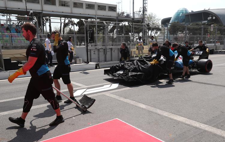 
Williams-holdet slæber George Russells bil væk efter det absurde uheld i Baku, hvor der kom flere uheld og et stop for træningen.
   Foto: Anton Vaganov/Ritzau Scanpix