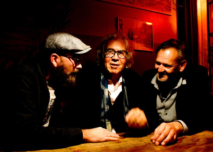 Mikael Simpson, Jørgen Leth og Fritjof Toksvig sidder bare lige dér, og gør det for femte gang. Foto: Nick Scriven