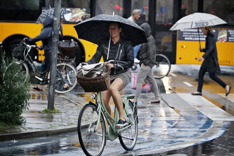 
   Arkivfoto: Regnvejr på Rådhuspladsen i København. Regn, cyklist, trafik.
   Foto: Jens Dresling/POLFOTO