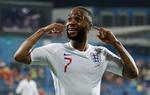 Raheem Sterling har i følge eget udsagn en hel del gange været udsat for racisme, når han spiller fodbold, og en af de seneste episoder fandt sted i Montenegro, hvor han her signalerer, hvad han mener om publikums opførsel. 
   Foto: Carl Recine/Ritzau Scanpix