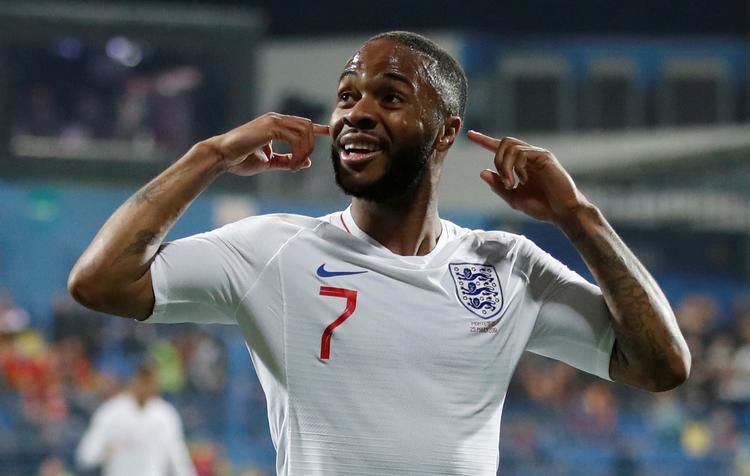 Raheem Sterling har i følge eget udsagn en hel del gange været udsat for racisme, når han spiller fodbold, og en af de seneste episoder fandt sted i Montenegro, hvor han her signalerer, hvad han mener om publikums opførsel. 
   Foto: Carl Recine/Ritzau Scanpix